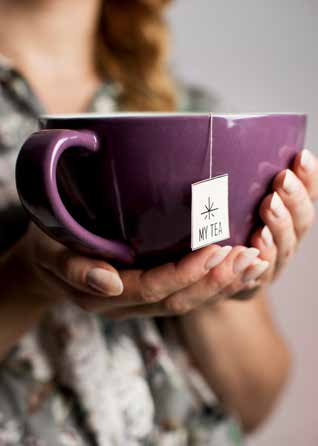 Tea kubek, fioletowy Wykonany z kamionki bardzo duży kubek do herbaty, z delikatnym nadrukiem wewnątrz I love my tea. Art.