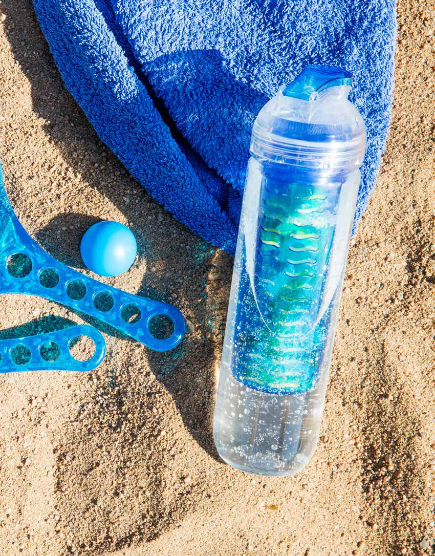 OUTDOOR EATING Ciężko wyobrazić sobie coś przyjemniejszego od pikniku z przyjaciółmi w ciepły letni dzień. Albo całego dnia spędzonego na plaży w towarzystwie smakołyków i zamków z piasku.