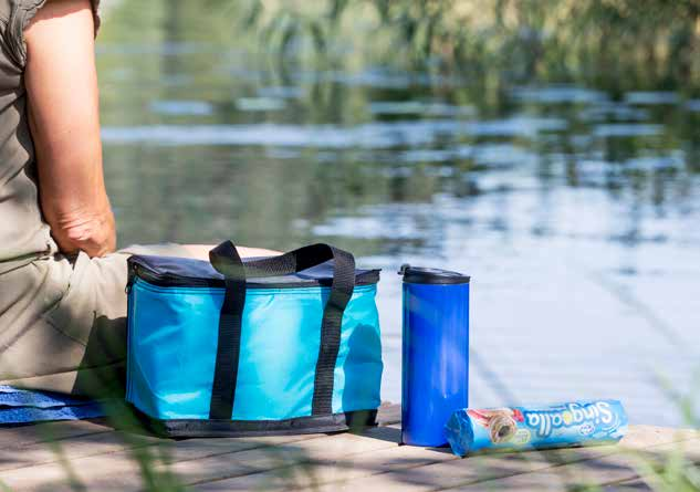 OUTDOOR EATING Holiday torba termiczna, mała Poliester. Praktyczna torba termiczna zapinana na zamek, idealna aby pomieścić 6 napojów po 0,33 l każdy. Dwa uchwyty.