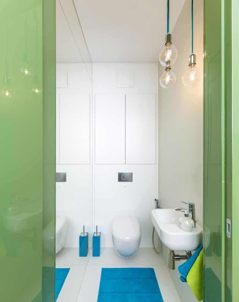 Toaleta i łazienka Stanowią dwa osobne pomieszczenia. Toaleta jest malutka, ale optycznie powiększa ją ogromne lustro, którym wyłożono całą ścianę naprzeciw umywalki.