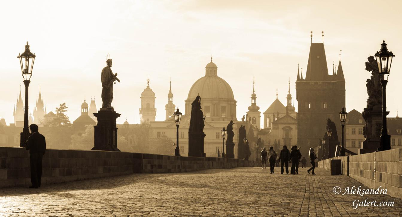 6. Ciekawostka Jak zrobić zdjęcie pustego mostu Karola? W samo południe? Wydaje się niemożliwe? A jednak.
