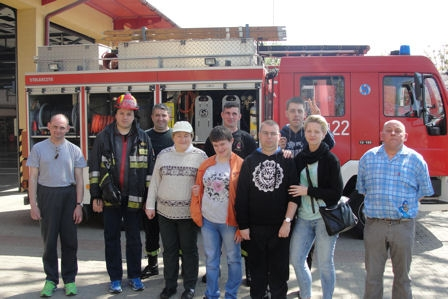 gdzie opowiedziano nam, jak przyjmowane są zgłoszenia alarmowe, następnie przeszliśmy do garażu, gdzie znajdowały się samochody strażackie oraz sprzęt.
