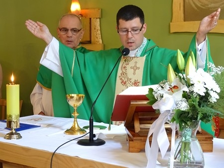 MSZA PRYMICYJNA KS. DARIUSZA DROZDKA W czwartek 16 maja byłem na Mszy Prymicyjnej ks. Dariusza Drozdka w Milanówku, która odbyła się w Domu Rehabilitacyjno - Opiekuńczym KSN AW. Mszę św.