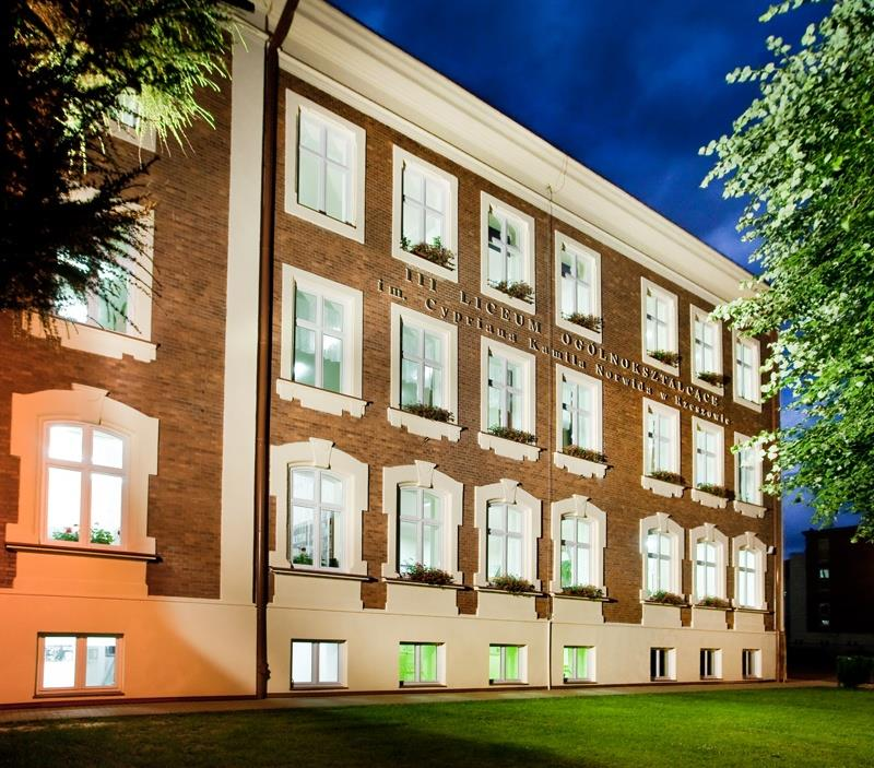 EDUKACJA W 2012 r. wydatki na edukację wyniosły ponad 362 mln zł. Rocznie na remonty i inwestycje miasto wydaje ok.