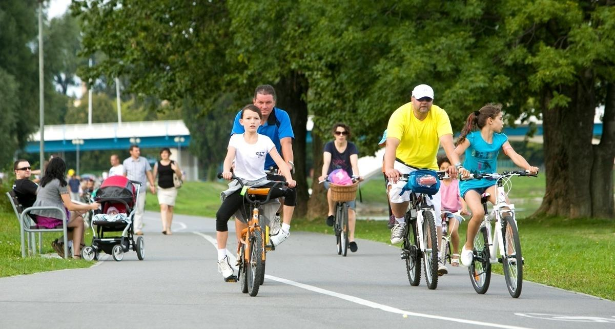 Fot. Tadeusz Poźniak W latach 2003-12 powstało: 8 000 nowych miejsc postojowych 57 km chodników 100 km