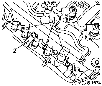 Page 23 of 39 69. Przymocować szynę common rail do głowicy silnika Przykręcić 3x śrubę (1) 25 Nm 70. Zamontować wspornik (2) do szyny common rail Przykręcić śrubę 71.