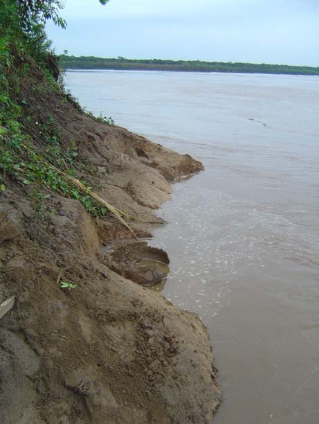 1. Uaua-uno. Widok na Río Beni. Fot. A. Karwowski. 2. Uaua-uno. Skutki powodzi z dnia 19 października 2005.