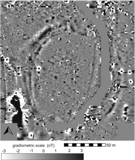 32 Iwona Hildebrandt-Radke METODY BADAŃ Analiza rozmieszczenia pokryw stokowych na stanowisku archeologicznym dokonana została na podstawie: sondowania geomagnetycznego stanowiska (ryc.