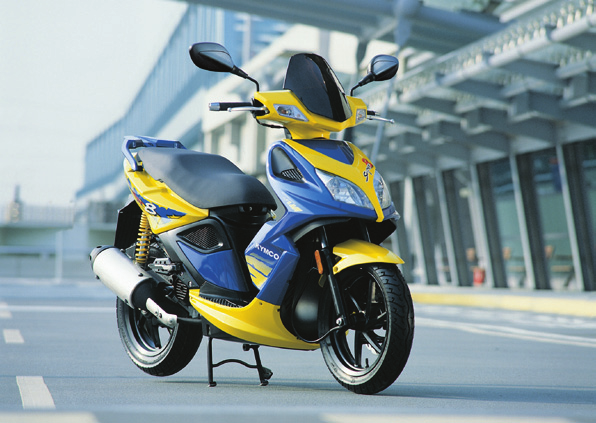 SUPER 8 50 2T / 50 4T cena: 5 800 PLN / 5 500 PLN Super 8 50 to pojazd o niebanalnej, agresywnej stylizacji i sportowym temperamencie.
