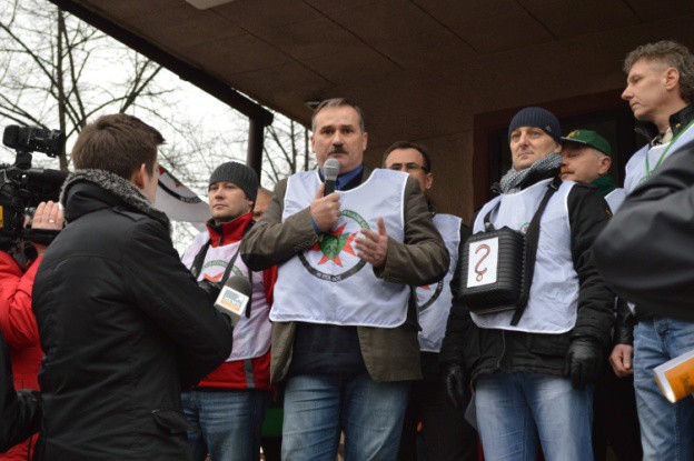 więcej, bo coraz więcej jest młodych emerytów szukających kasy. Dla nich nie liczy się mobilne ratownictwo. Podjęliśmy zmasowany wielofrontowy atak na producenta aparatów KA60.
