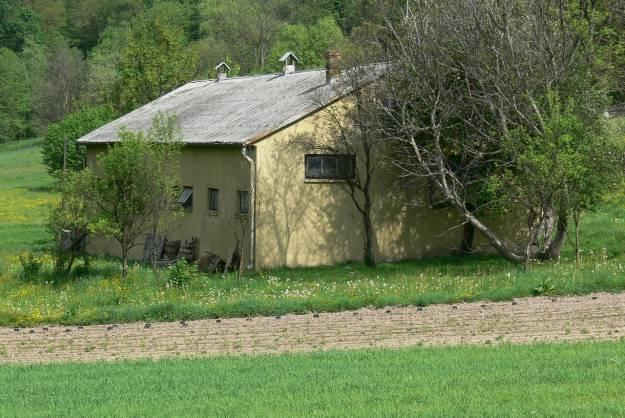 28 Fot 2. Tereny sąsiadujące w szerszej perspektywie z terenem lokalizacji przedsięwzięcia w Wojkówce 3.1.3. Opis sąsiedztwa terenu lokalizacji przedsięwzięcia.