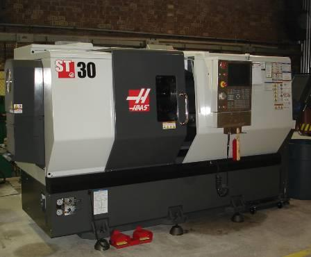 uniwersalna tokarka CTX 310 / 510 eco: sterowanie SIEMENS 840D; 12-pozycyjna głowicą narzędziową VDI; automatycznie przesuwny konik; przelotowy mechanizmem zacisku ø 51 mm; max.