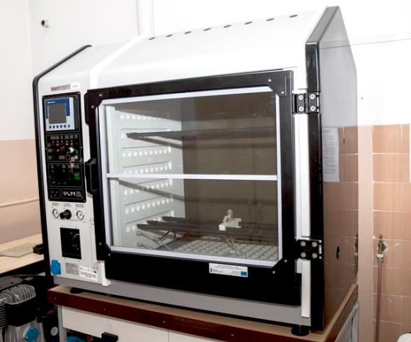 wytłaczarka Zamak Mercator Eline EHP 25, do produkcji profili oraz włóknin: jednoślimakowa; ślimak i cylinder monolityczny; maksymalna prędkość obrotowa ślimaka 220 obr/min; maksymalna wydajność