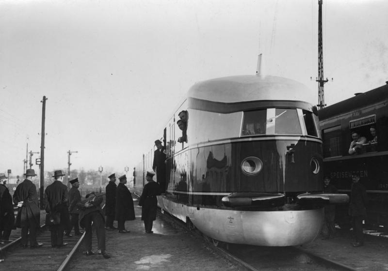 Pierwsze w Niemczech ekspresowe połączenie, z zastosowaniem trakcji spalinowej, uruchomiono pomiędzy Berlinem a Hamburgiem (Fliegender Hamburger Latający Hamburczyk ) w 1935.