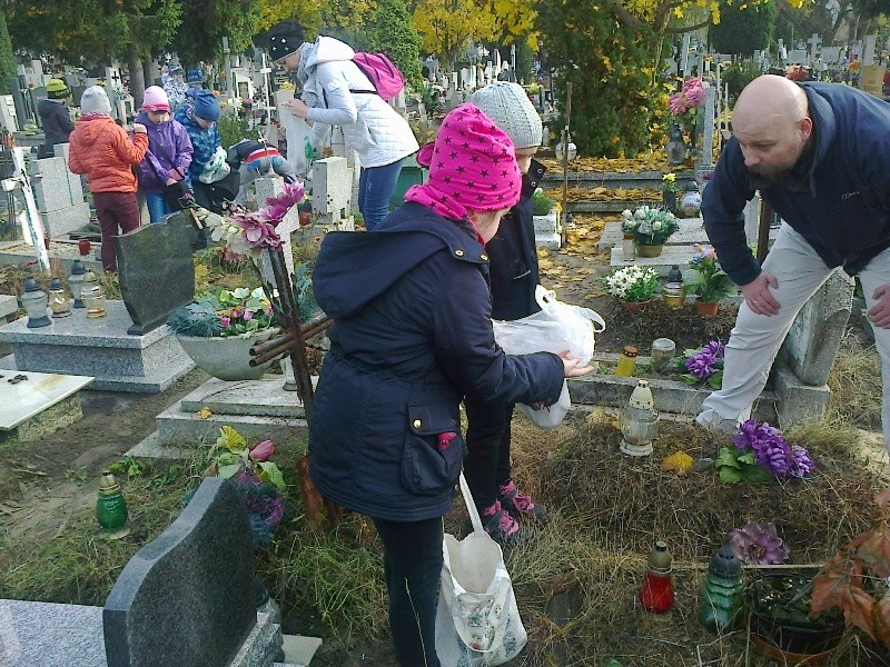 Pod koniec października wybraliśmy się całą klasą na pobliski cmentarz. Zbliżał się 1 listopada. To bardzo ważny dzień, Świętno Zmarłych. Sprzątaliśmy nagrobki małych dzieci.