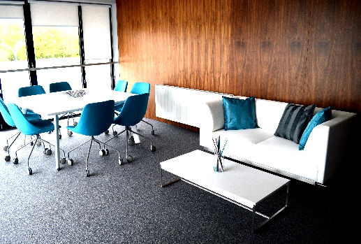 STREFA KAMERALNYCH SPOTKAŃ VIP ROOM Oferujemy dwa owocześie zaprojektowae pokoje o wysokim stadardzie, które pozwalają a orgaizację rozmów bizesowych w kameralych warukach, rozmów kwalifikacyjych lub
