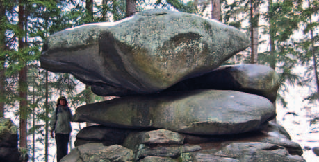 Chybotek w Szklarskiej Porębie Skałka Chybotek w Szklarskiej Porębie to jedna z najbardziej oryginalnych skałek granitowych w regionie.