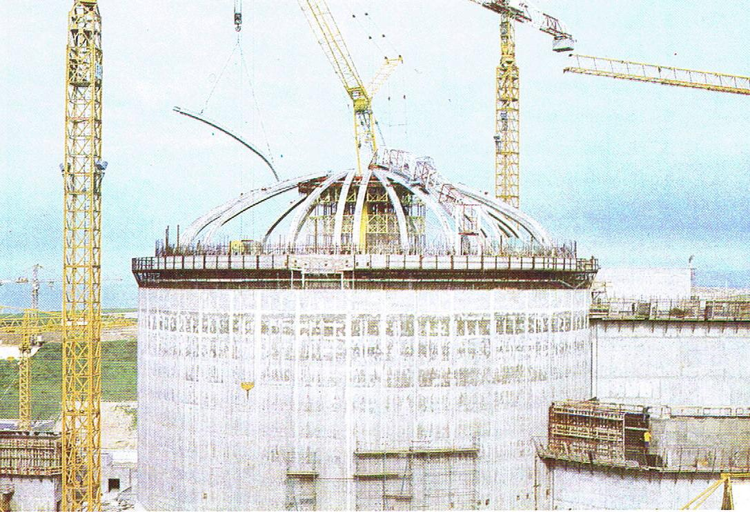 Obudowa bezpieczeństwa PWR 1300 Ostatnia faza budowy obudowy bezpieczeństwa reaktora PWR 1300 (Francja) Widać konstrukcję prętów stalowych.