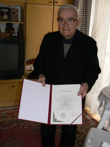 21 22 - JÓ ZEF ZAMO RSKI - W marcu pożegnaliśmy także naszego Kolegę inż. Józefa Zamorskiego Wspomnienia Przewodniczący A. Jakóbczak wręcza kwiaty i list gratulacyjny Kol. J. Zamorskiemu Inż.