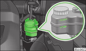 Wentylator chłodnicy zasadami bezpieczeństwa na stronie 138. Wentylator chłodnicy jest napędzany silnikiem elektrycznym, włączanym zależnie od temperatury silnika.