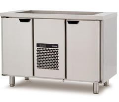 Opcje modułów serii Cold Line Stoły chłodnicze na napoje D B1S Dostępne szerokości 860, 1260, 1660, 2060 mm. Mogą być dostarczone z szufladami na koszyki z butelkami lub z kombinacją drzwi i szuflad.