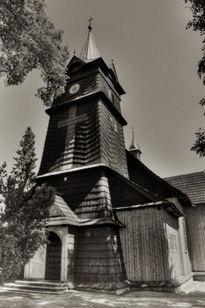 Ząb Kościół pw. św. Anny Wieś chlubi się pochodzący z 1921 r. stylowym drewnianym kościołem pw. św. Anny, z zabytkowym ołtarzem projektowanym przez wybitnego rzeźbiarza Wojciecha Brzegę oraz pięknym cmentarzem obsadzonym limbami.