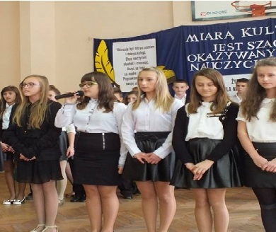 Gazeta Krakowska Numer 10 10/2014 Strona 14 wwwgazetakrakowskapl WWWJUNIORMEDIAPL Dzień Edukacji Narodowej Ślubowanie klasy I We wtorek (14X2014) w naszym gimnazjum odbyła się akademia z okazji Dnia