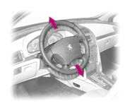 40 - Komfort wewnątrz pojazdu RĘCZNA REGULACJA PIONOWA I POZIOMA KIEROWNICY Po zatrzymaniu pojazdu, popchnąć dźwignię, w celu odryglowania kierownicy.