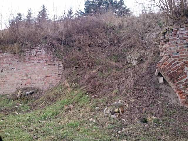 Fot. 29 Widok załamanego sklepienia Fot. 30 Widok przerwanego muru 5.