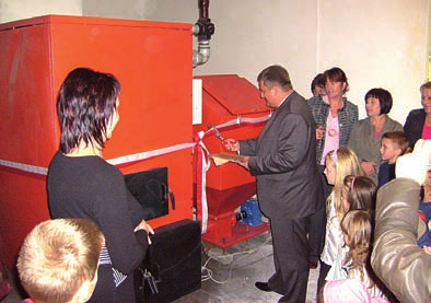 13 INWESTYCJE 2008, 2007 26. Inwestycje oświatowe a) W Szkole Podstawowej nr 1 im. Lotników Polskich w Poddębicach za prawie 0,4 mln zł przeprowadzono modernizację budynku hali sportowej.