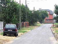 INWESTYCJE 2009 6 6b 6c We wsi Tarnowa (fot. 6b) na odcinku 1,5 km położono dywanik asfaltowy. Inwestycja, która kosztowała 302 tys.