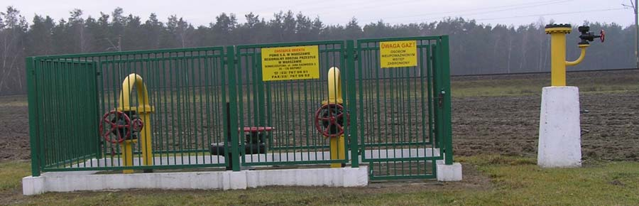 Zasuwa 150 63 1967 nadziemna przekładnia ręczna Zasuwa 50 63 1967 nadziemna przekładnia ręczna 2 1 Teren ZZU, został wygrodzony ogrodzeniem z przęseł z profili zamkniętych na podmurówce betonowej