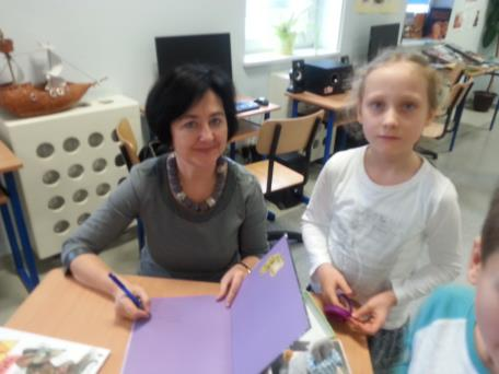 Po spotkaniach w klasach chętni mogli kontynuować rozmowy z autorką w bibliotece. Była także możliwość zakupu książek z dedykacją autorki.