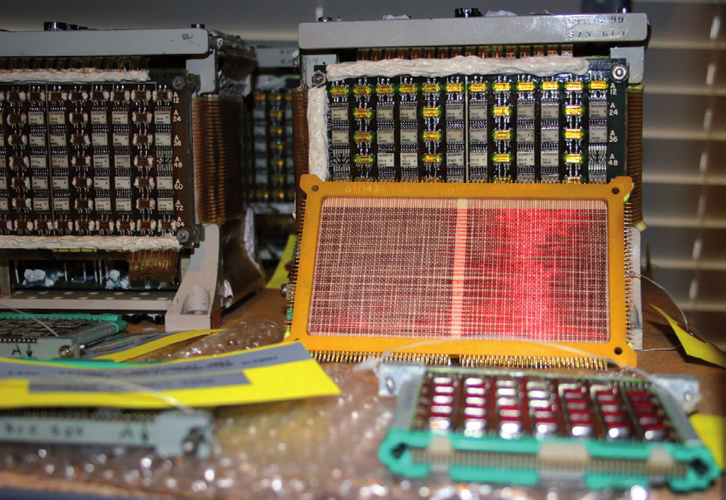 PODZESPOŁY Siła (w) pamięci on-chip Implementacje pamięci w układach Cyclone IV firmy Altera Dodatkowe materiały na CD i FTP Jedną ze sztandarowych cech współczesnych układów FPGA jest możliwość
