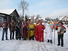 Kolędnicy Od dawna po zaśnieżonych gościńcach chodzą od domu do domu korowody przebierańców ze śpiewem.