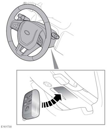 Uruchamianie silnika 1. Przyłożyć kluczyk Smart key płasko od spodu kolumny kierownicy, kierując przyciski w dół.