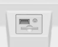 System audio-nawigacyjny 153 Gniazdo USB Informacje ogólne Pod odchylanym panelem sterowania w konsoli środkowej znajduje się gniazdo USB służące do podłączania zewnętrznych źródeł sygnału audio.