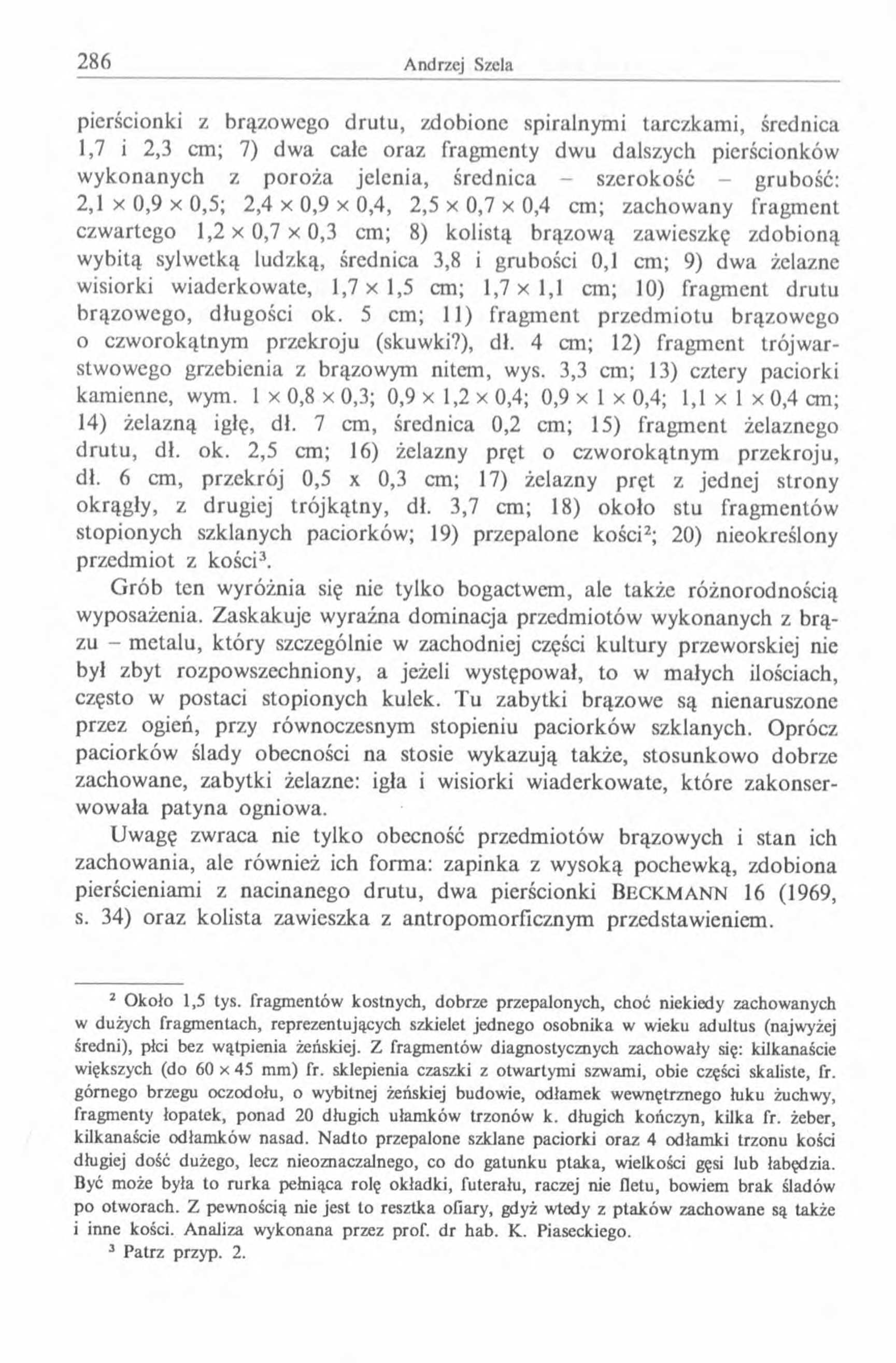 pierścionki z brązowego drutu, zdobione spiralnymi tarczkami, średnica 1,7 i 2,3 cm; 7) dwa cale oraz fragmenty dwu dalszych pierścionków wykonanych z poroża jelenia, średnica - szerokość - grubość: