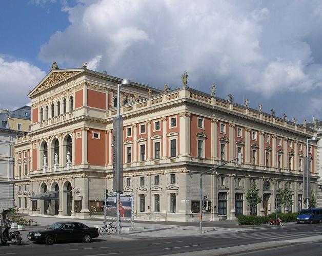 Podczas koncertu w którym będziemy brać udział (indywidualna decyzja) usłyszymy tradycyjne utwory Straussa i Mozarta, zobaczymy filharmoników w historycznych strojach i na pewno będzie to
