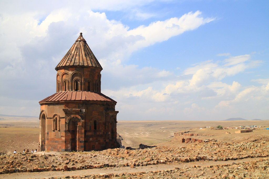 Nocleg pod namiotami nad rzeką. Dzień 6 piątek Dystans: 300 km Jedziemy do Ani ogromnych ruin jednego z najwspanialszych ormiańskich miast, zwanego kiedyś miastem tysiąca kościołów.