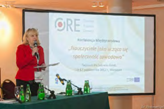 lecz także kompetencji związanych z używaniem TIK w różnych kontekstach edukacyjnych.