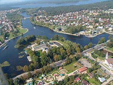 Są tu liczne wypożyczalnie sprzętu wodnego, plaże, atrakcje turystyczne.