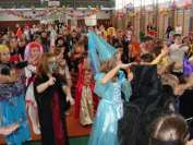 VI e Dnia 19 stycznia 2011 roku nasza hala sportowa pięknie przystrojona w karnawałowe dekoracje gościła już od godziny 9:00 uczniów klas I-III poprzebieranych w piękne kostiumy: królewny, wróżki,