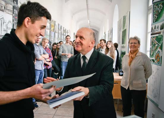 il. 2. Wernisaż wystawy studenckich prac projektowych. Rekreacja w miejscu zamieszkania 21.03.2016r. Prorektor PK prof. Leszek Mikulski wręcza nagrodę Katarzynie Zabielskiej studentce II roku WA. Fot.