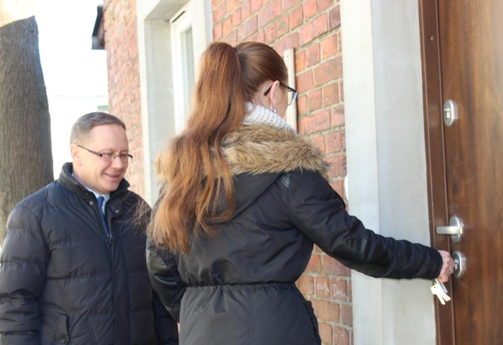 Pani Alina Janowska zaprosiła do swojego nowego mieszkania prezydenta Janusza Stankowiaka Mieszkania składają się z pokoju z aneksem kuchennym, jednego lub dwóch dodatkowych pokojów, łazienki i