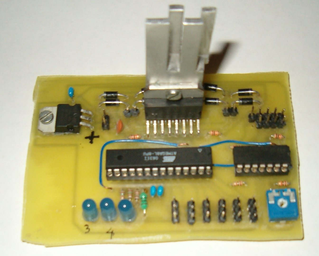 3. Elektronika Schemat układu elektronicznego powstał w darmowej wersji programu Eagle. Układ został wykonany na jednostronnym laminacie o wymiarach 9,5 na 6,5 cm.