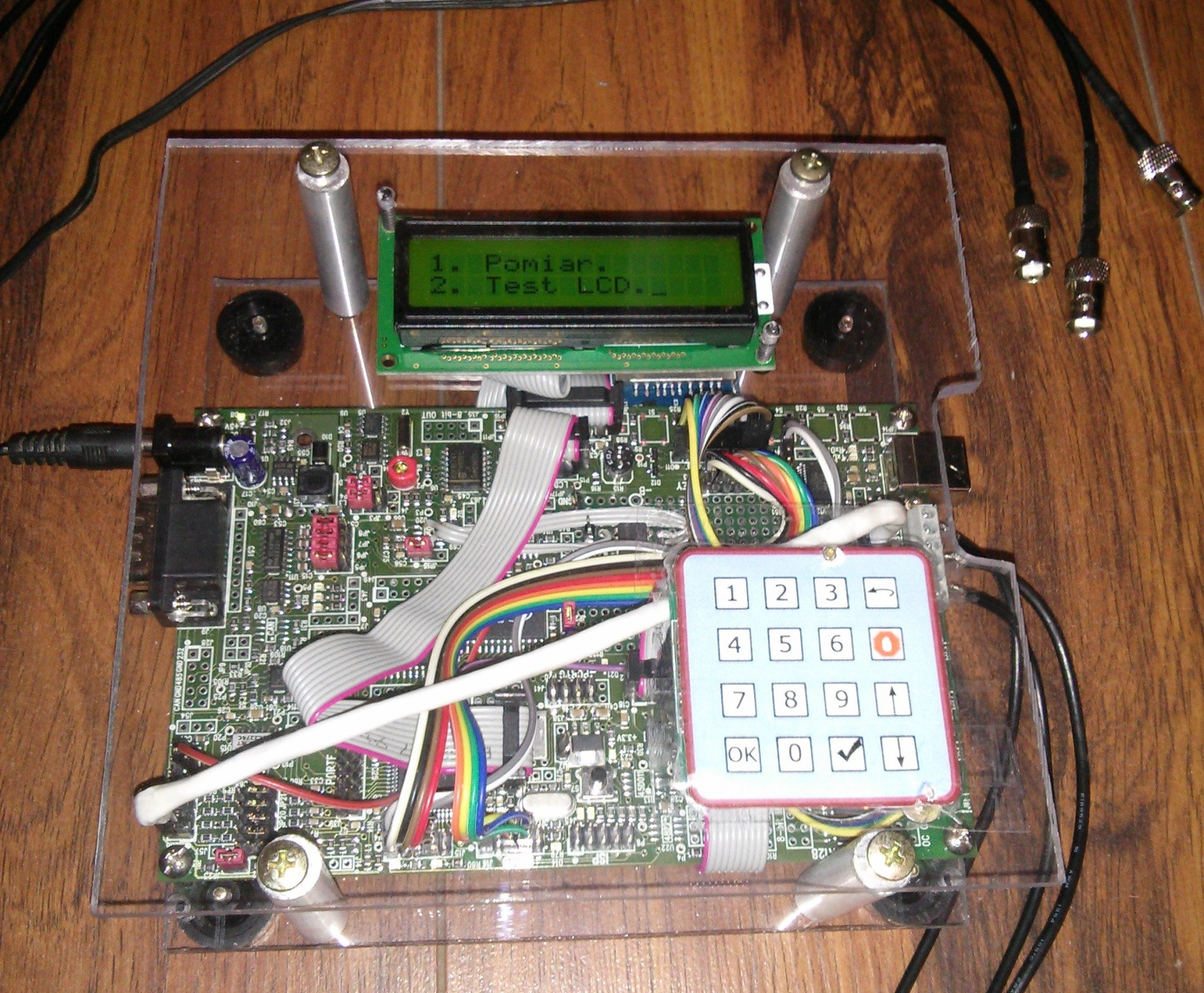 1 Mazyny Elektryczne - Zezyty Problemowe Nr /016 (110) Na Ry. pokazano wykonany moduł mikroproceorowego ytemu pomiarowego mocy i wartości kutecznej prądu i napięcia. 3.