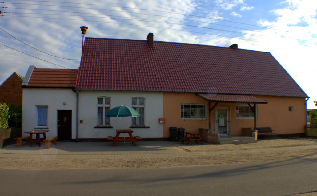 W centrum wsi znajduje się świetlica wiejska, która w ostatnich