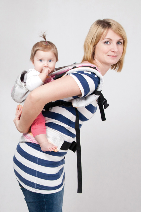 4 Włóż dziecko na plecy: Place your baby on your back: There are a number of ways to get baby posi oned on your back.