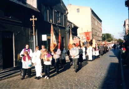 Kondukt żałobny wyruszył z kościoła pofranciszkańskiego, w którym od najmłodszych lat